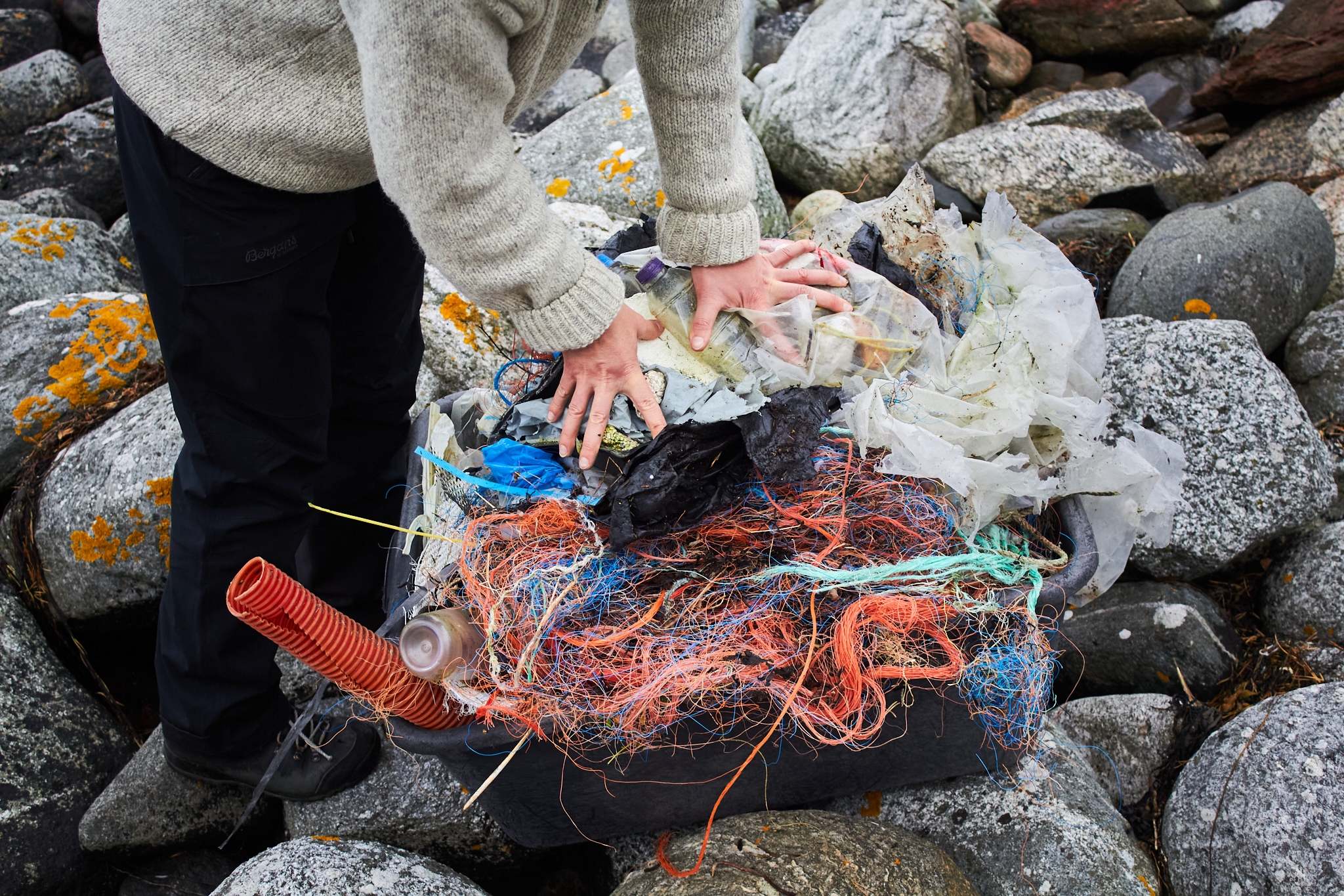 70 år etter plastens innmarsj bruker stadig flere av oss tid og krefter på å rydde havet. Vil vi noensinne kunne gi oss?