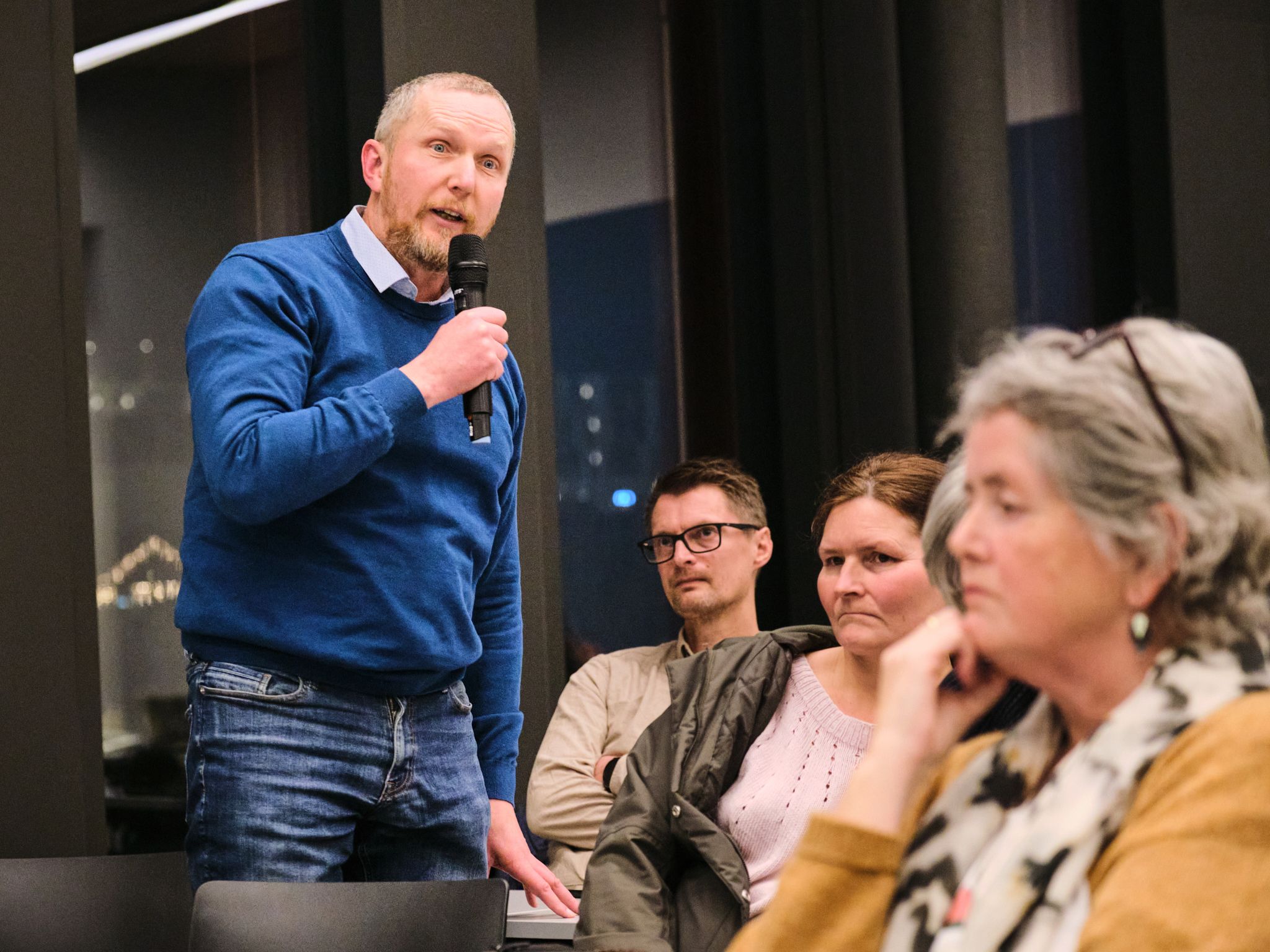 Folk i salen sparte ikke på kritikken da de fikk muligheten til å stille Green Mountain spørsmål om datasenteret på Vagle. – Det ble for følsomt, sier arrangøren bak folkemøtet.