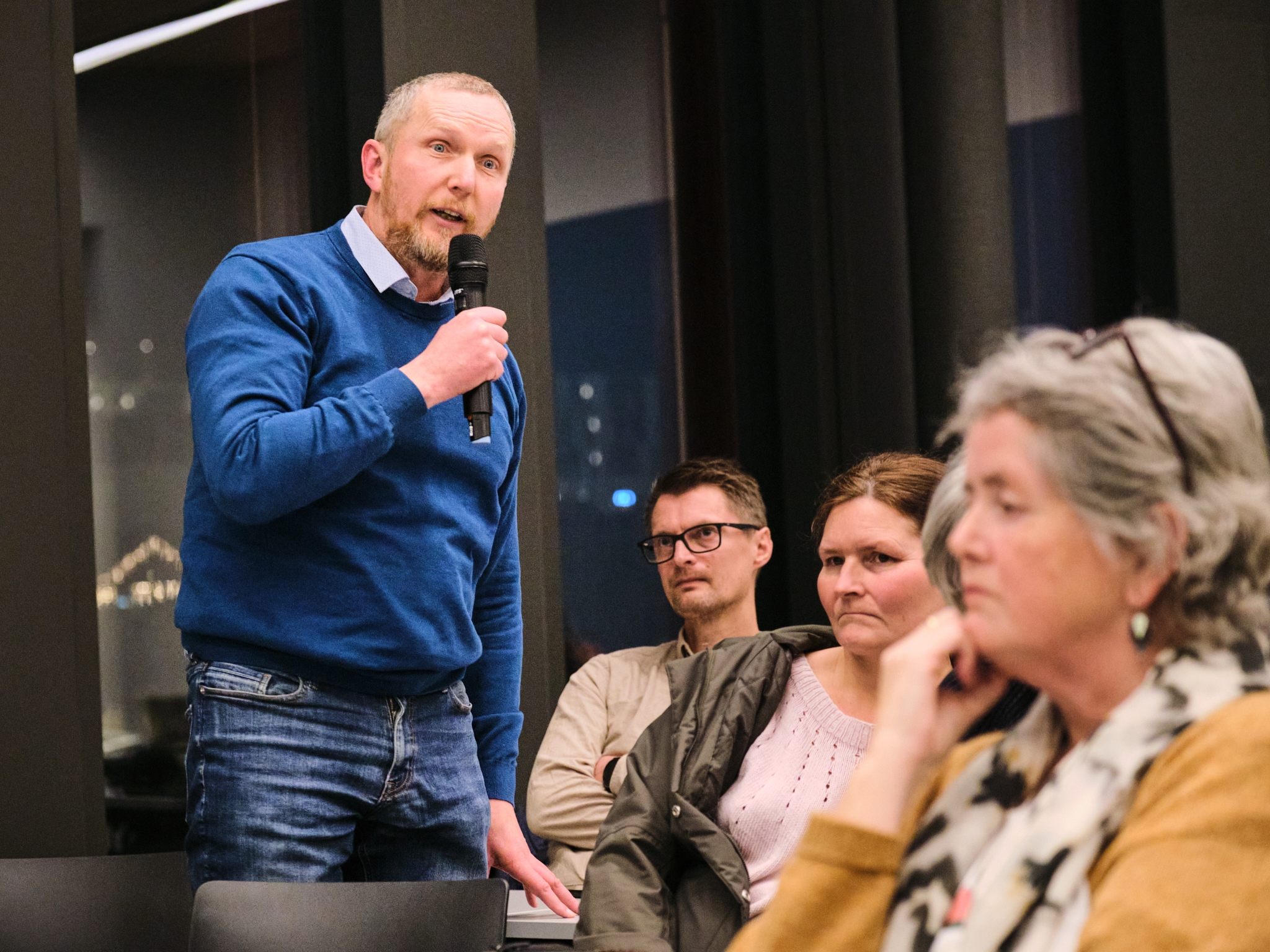 Folk i salen sparte ikke på kritikken da de fikk muligheten til å stille Green Mountain spørsmål om datasenteret på Vagle. – Det ble for følsomt, sier arrangøren bak folkemøtet.
