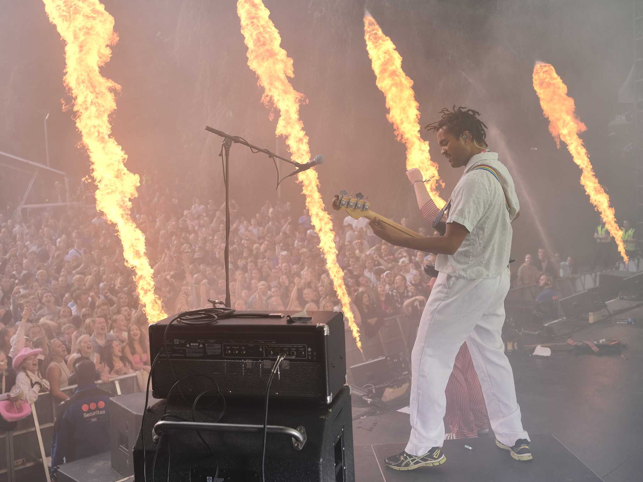 Bassist Tobias Lidegran på scenen for første gang med
pyroeffekt.