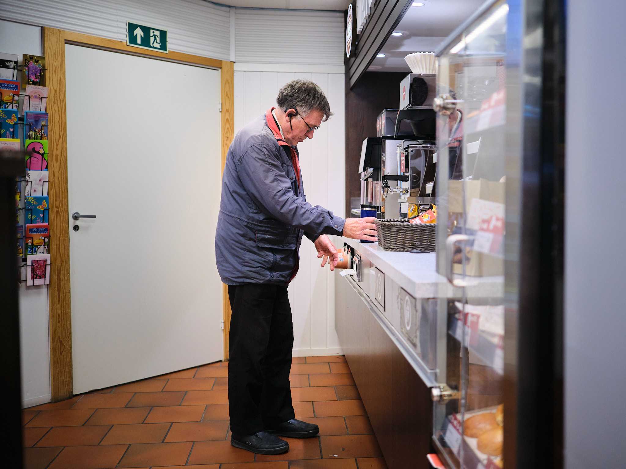 Kaffepause. Einar har vært oppe siden klokka seks denne fredags
ettermiddagen.